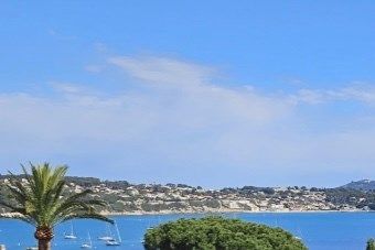 house 6 Rooms for sale on BANDOL (83150)