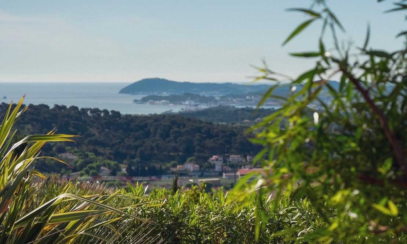 house 6 Rooms for sale on OLLIOULES (83190)