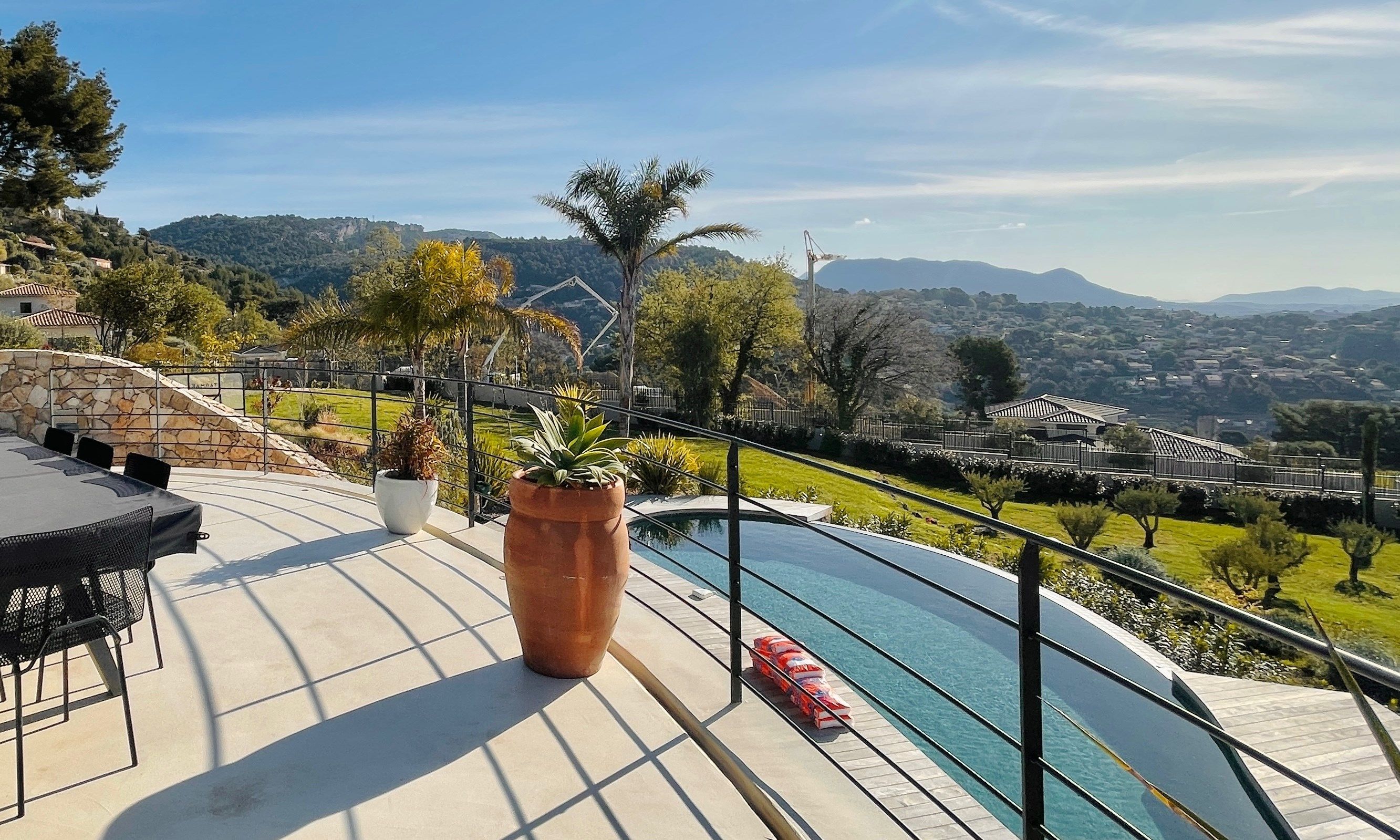 house 6 Rooms for sale on OLLIOULES (83190)