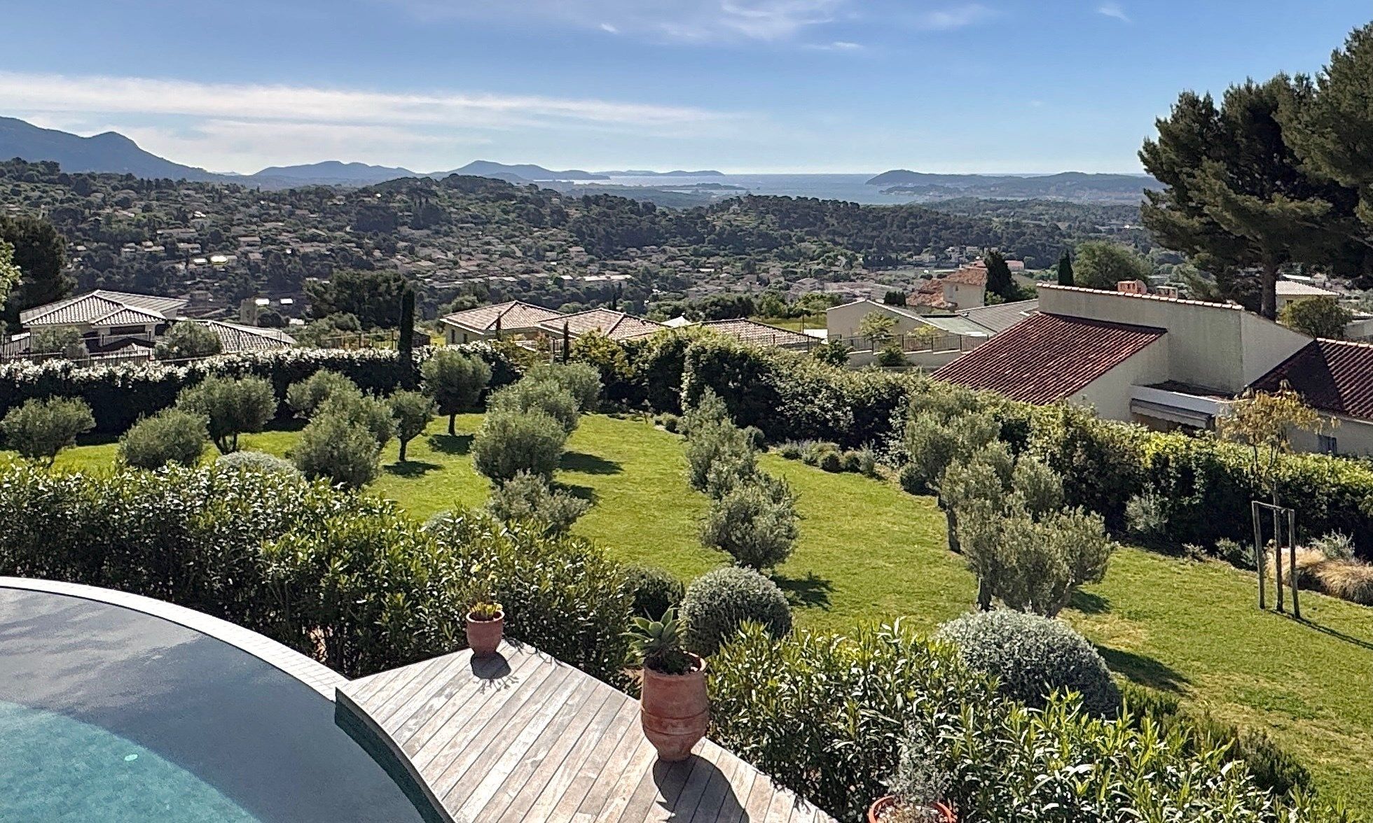 house 6 Rooms for sale on OLLIOULES (83190)