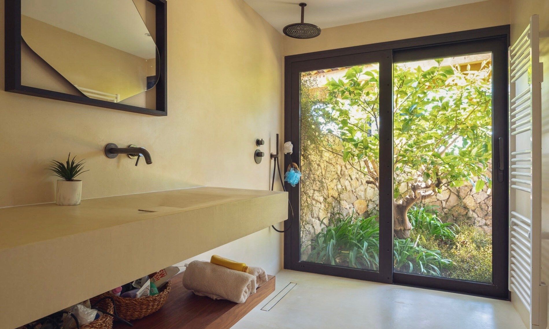 house 6 Rooms for sale on OLLIOULES (83190)