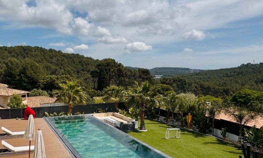 house 7 Rooms for sale on BANDOL (83150)