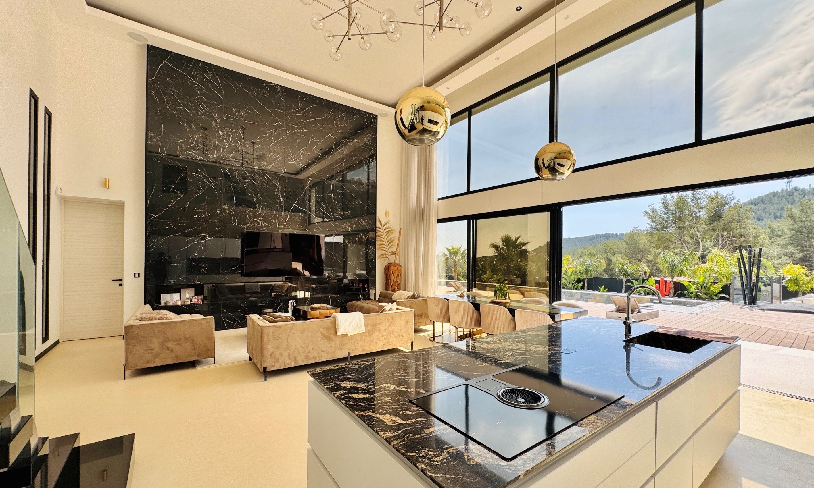 house 7 Rooms for sale on BANDOL (83150)