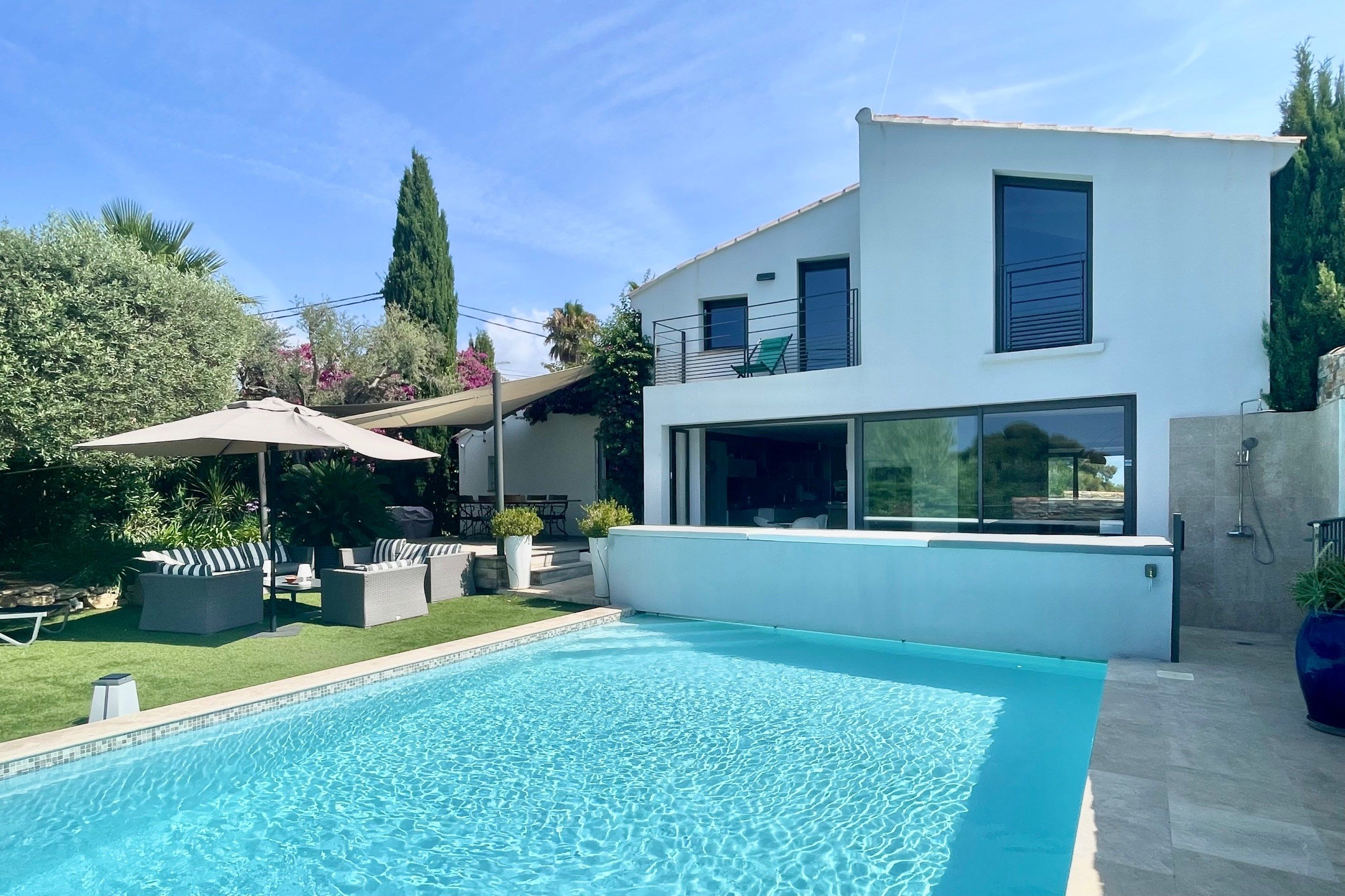 villa 7 Pièces en vente sur SANARY SUR MER (83110) Vente Villa Sanary-sur-Mer 7 Pièces 170 m²