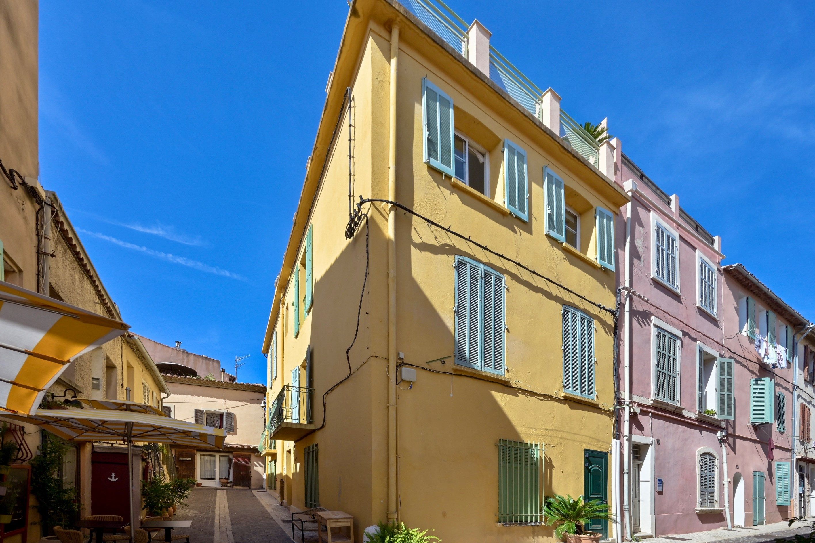 townhouse 11 Rooms for sale on CASSIS (13260)