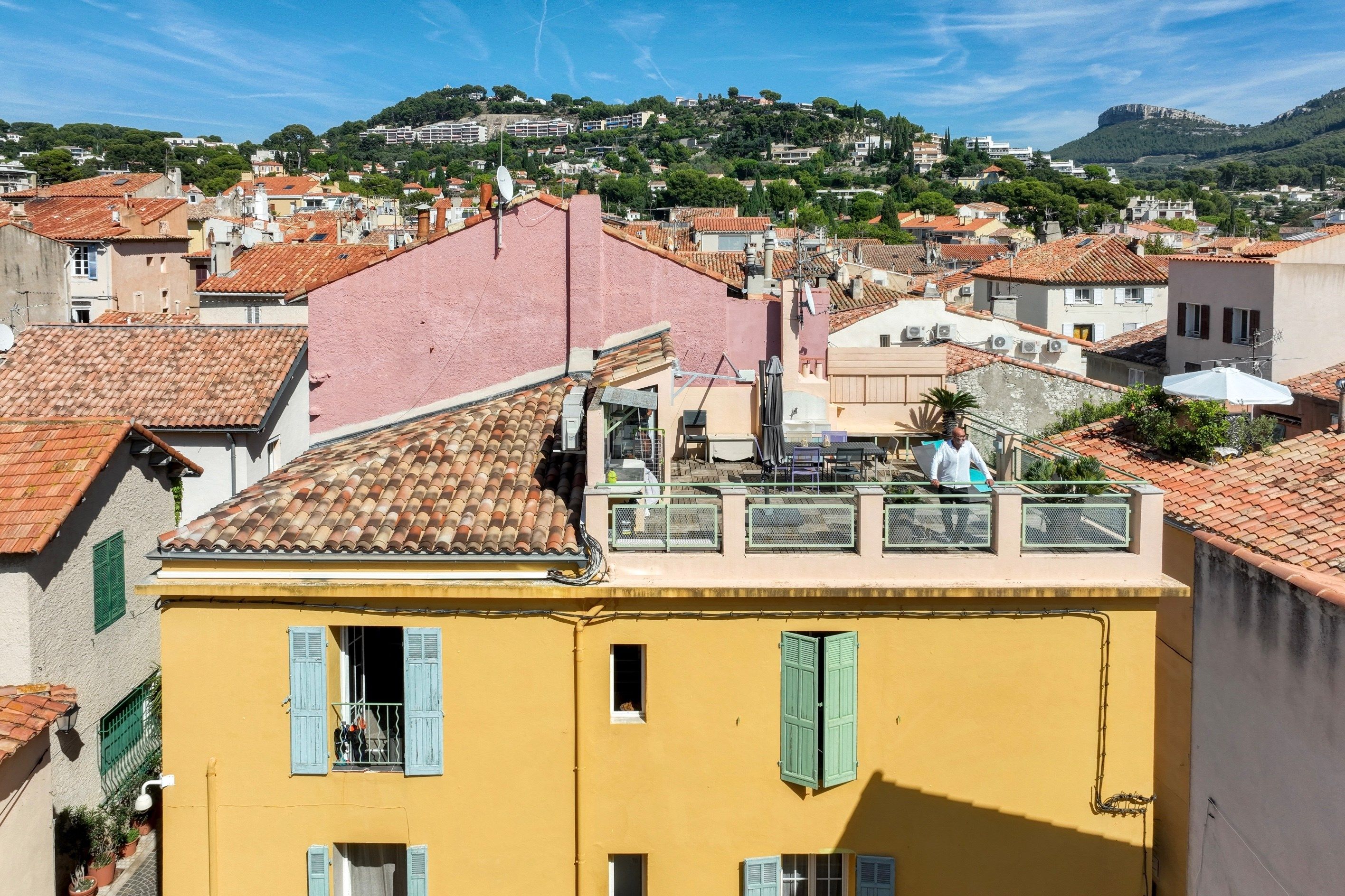 townhouse 11 Rooms for sale on CASSIS (13260)