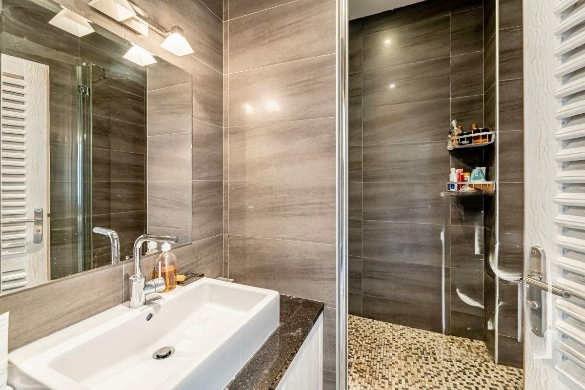 townhouse 11 Rooms for sale on CASSIS (13260)