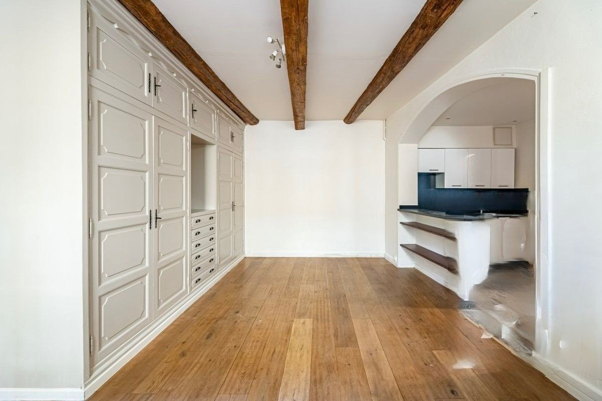 townhouse 11 Rooms for sale on CASSIS (13260)