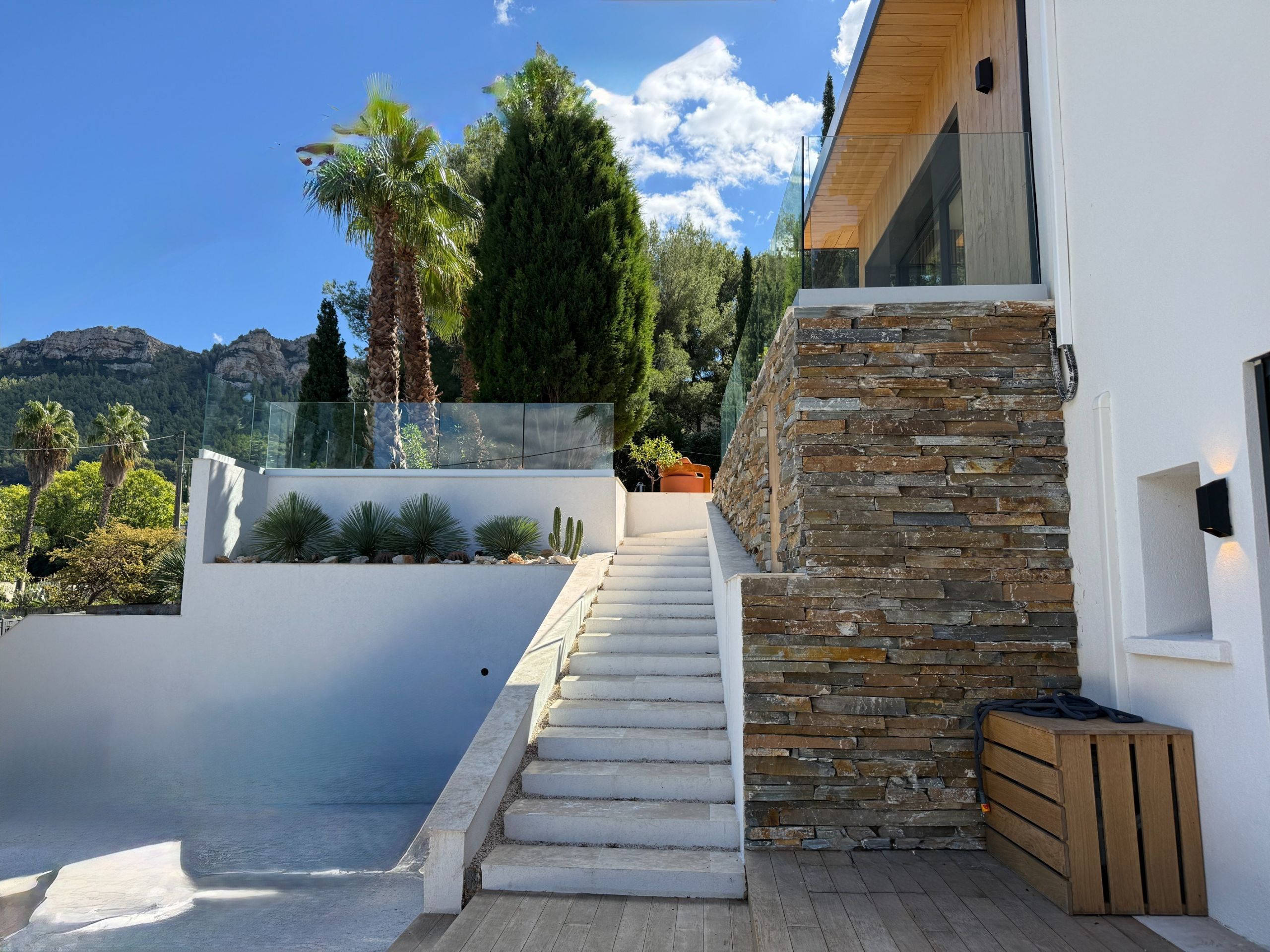 house 9 Rooms for sale on CASSIS (13260)