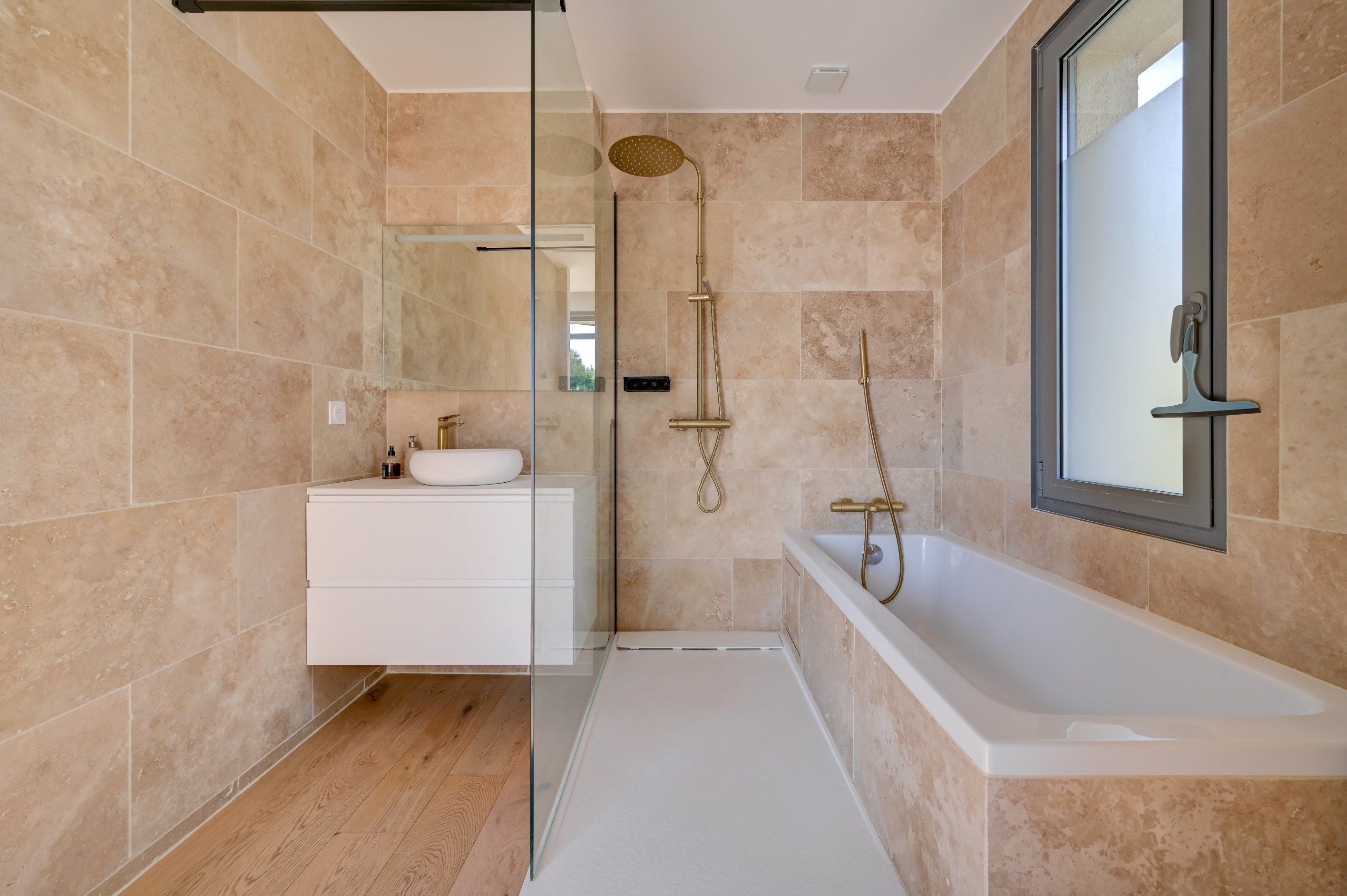 house 5 Rooms for sale on LA CADIERE D AZUR (83740)