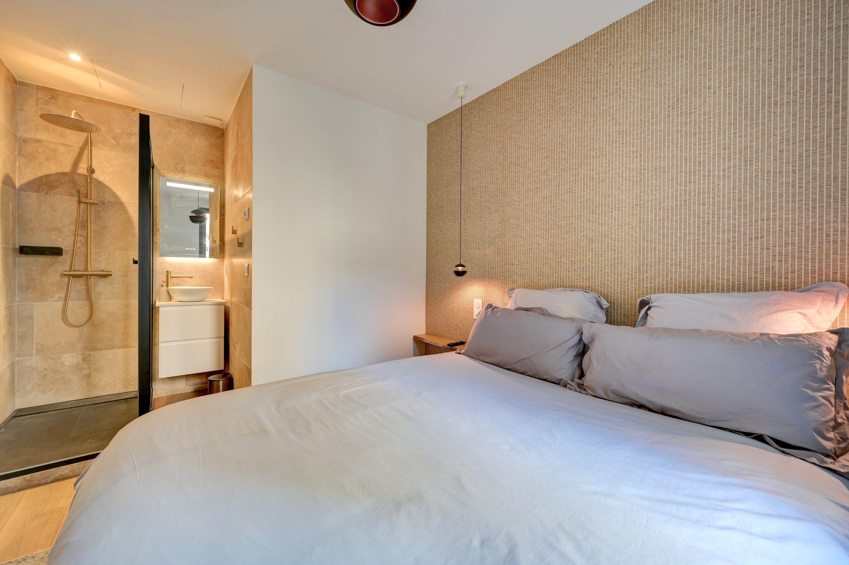 house 5 Rooms for sale on LA CADIERE D AZUR (83740)